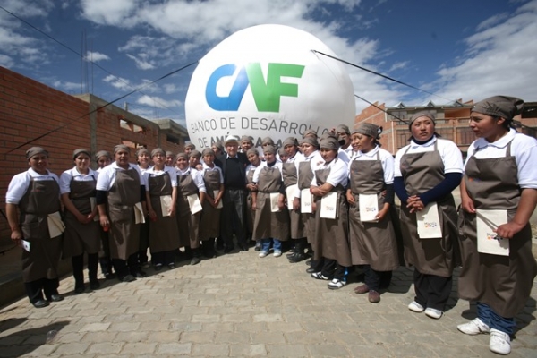 Con sus certificados en mano, jóvenes alteños del proyecto Manq'a posan en el acto de inauguración de la escuela-comedor de la zona Santa Isabel FOTO: Extend Comunicaciones