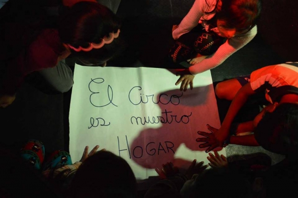 Los niños muestran su solidaridad hacia El Tapeque.