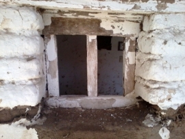 Escuelita de adobe, una del área rural en América del Sur.