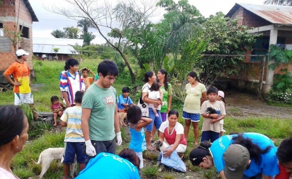 Habitantes de Puerto Motor, en el Beni, llevan a sus mascotas a ser atendidos por los voluntarios de APLAB, el 31 de marzo de 2014, semanas después de las inundaciones.