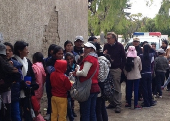 Luis Bredow (el maquinista en Carga sellada) en la fila para ver la película durante el estreno en Machacamarca.