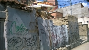 La escultura del líder indígena sobresale desde una casa de la Av. Roma, al sur de La Paz FOTO: Carla Hannover