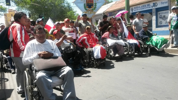 Marchantes se organizan antes de partir desde Cochabamba.