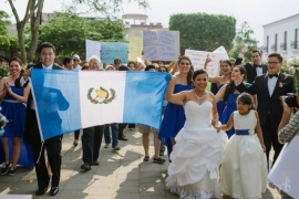 Protesta antes de la boda.