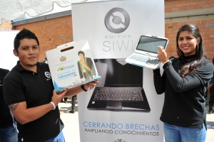 Dos jóvenes muestran las computadoras kuaa que el Gobierno entrega desde septiembre FOTO: Tomada del blog http://desarrollotics.blogspot.com