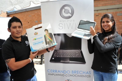 Dos jóvenes muestran las computadoras kuaa que el Gobierno entrega desde septiembre FOTO: Tomada del blog http://desarrollotics.blogspot.com